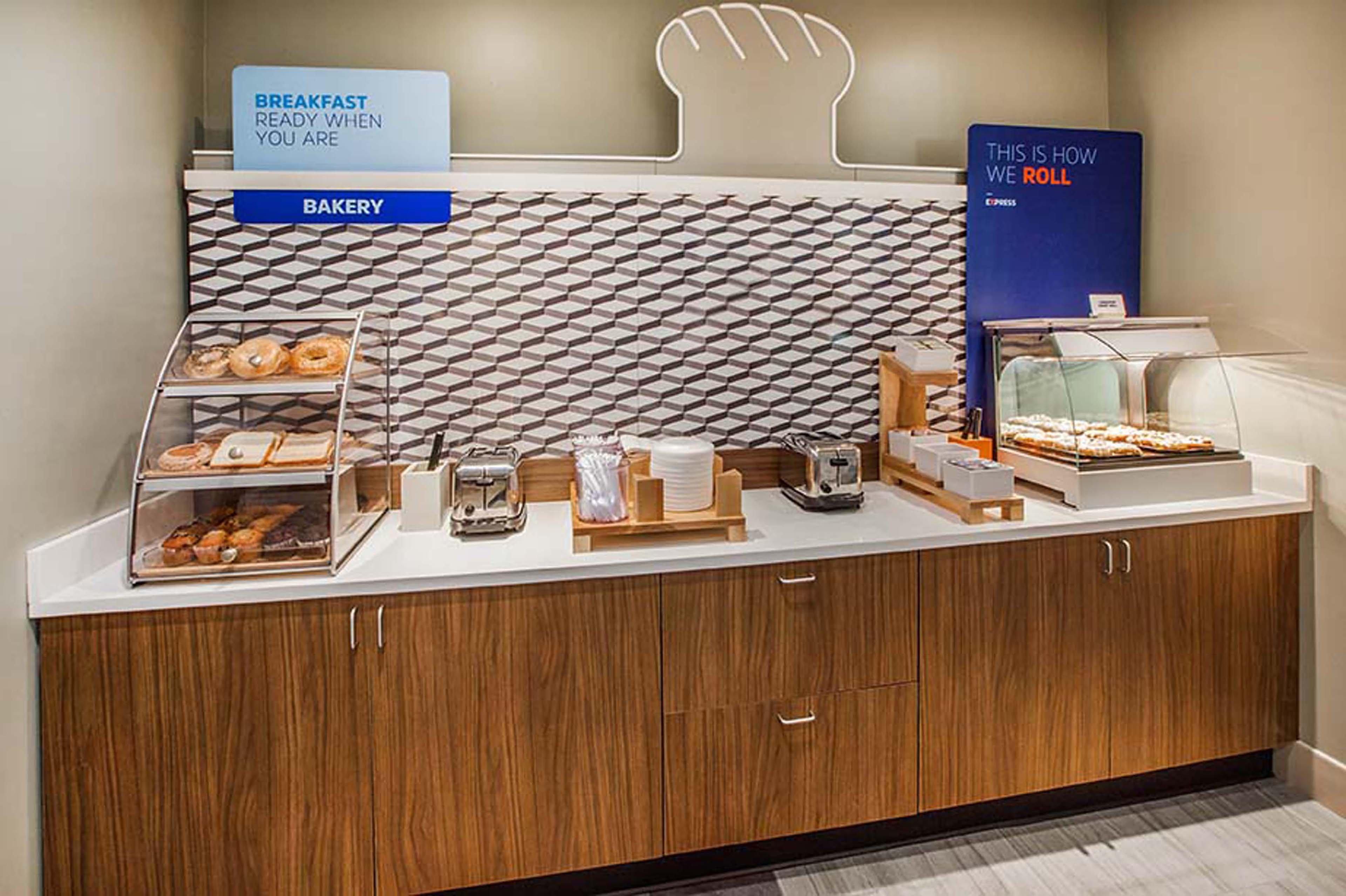 Holiday Inn Express Hotel & Suites Dublin By Ihg Экстерьер фото
