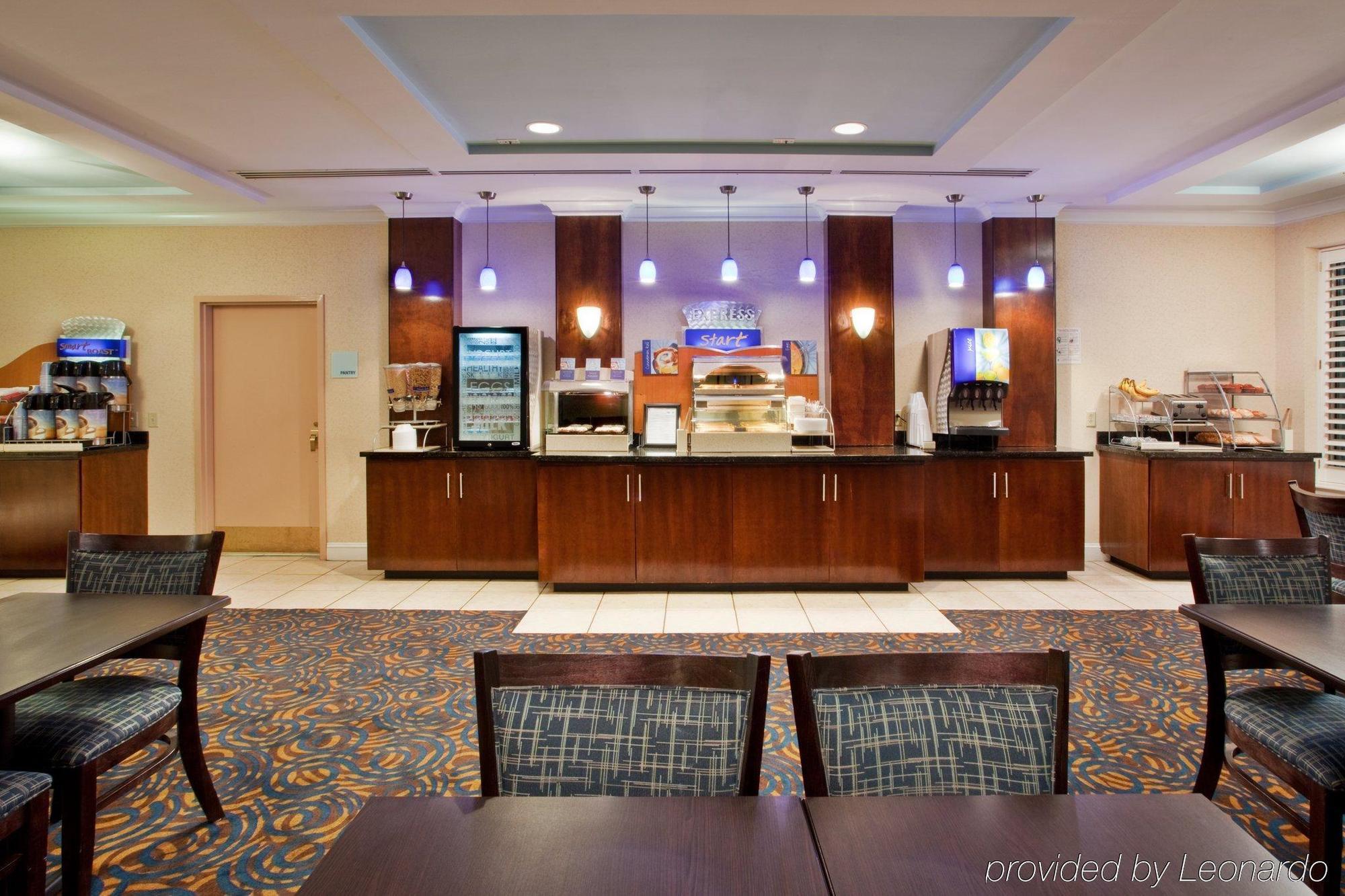 Holiday Inn Express Hotel & Suites Dublin By Ihg Экстерьер фото